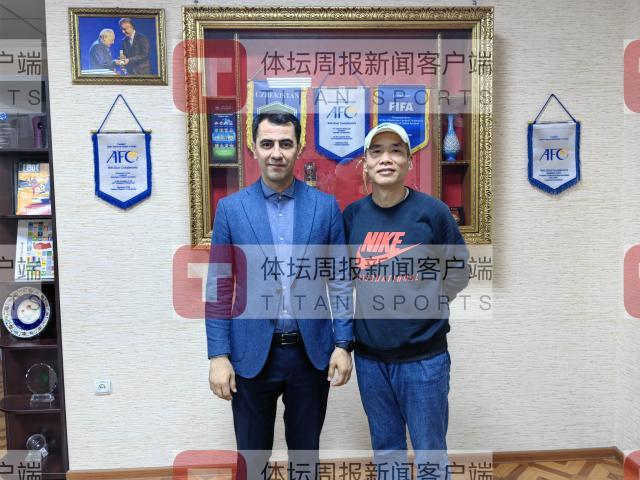 1679410912448003087.jpg 记者与伊尔马托夫合影.jpg