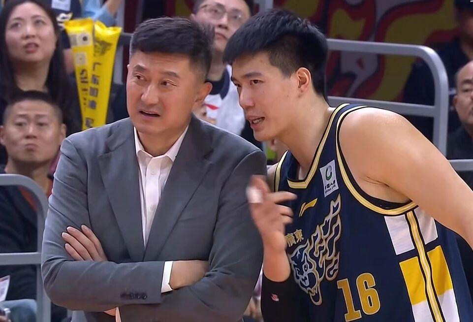 在线娱乐-广东男篮遇到大麻烦，曝焦泊乔申请离队，杜锋培养球员遭质疑！